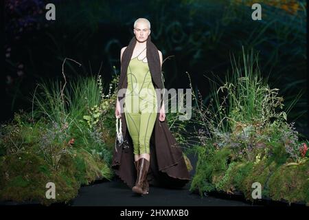 Madrid, Spanien. 13. März 2022. Ein Model läuft auf der Nimph Fashion Show während der EGO Mercedes Benz Fashion Week Madrid März 2022 auf der IFEMA. Kredit: SOPA Images Limited/Alamy Live Nachrichten Stockfoto