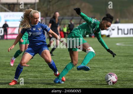 DURHAM, GROSSBRITANNIEN. MÄR 13. Beth Hepple von Durham Women in Aktion mit Elisha N'Dow von Coventry United während des FA Women's Championship Matches zwischen dem Durham Women FC und Coventry United am Sonntag, 13.. März 2022, im Maiden Castle, Durham City. (Kredit: Mark Fletcher | MI News) Kredit: MI Nachrichten & Sport /Alamy Live News Stockfoto