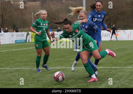 DURHAM, GROSSBRITANNIEN. MÄR 13. Ellie Christon von Durham Women in Aktion mit Freya THOMAS von Coventry United während des FA Women's Championship-Spiels zwischen dem Durham Women FC und Coventry United am Sonntag, 13.. März 2022, im Maiden Castle, Durham City. (Kredit: Mark Fletcher | MI News) Kredit: MI Nachrichten & Sport /Alamy Live News Stockfoto