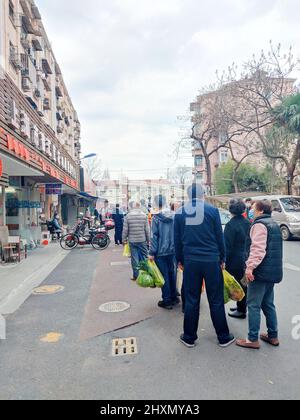 SHANGHAI, CHINA - 13. MÄRZ 2022 - die Bürger stehen am Lebensmittelmarkt auf, um gegen die Schließung der Seuche in Shanghai, China, am 1. März zu Hause zu bleiben Stockfoto