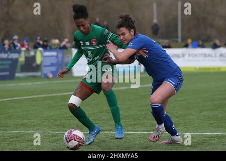 DURHAM, GROSSBRITANNIEN. MÄR 13. Liz Ejupi von Durham Women kämpft mit Elisha N'dow während des FA Women's Championship-Spiels zwischen dem FC Durham Women und Coventry United am Sonntag, dem 13.. März 2022 im Maiden Castle, Durham City. (Kredit: Mark Fletcher | MI News) Kredit: MI Nachrichten & Sport /Alamy Live News Stockfoto