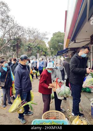 SHANGHAI, CHINA - 13. MÄRZ 2022 - die Bürger stehen am Lebensmittelmarkt auf, um gegen die Schließung der Seuche in Shanghai, China, am 1. März zu Hause zu bleiben Stockfoto