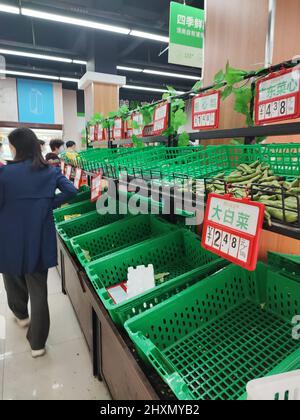 SHANGHAI, CHINA - 13. MÄRZ 2022 - die Bürger stehen am Lebensmittelmarkt auf, um gegen die Schließung der Seuche in Shanghai, China, am 1. März zu Hause zu bleiben Stockfoto