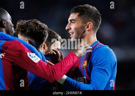Barcelona, Spanien. 13. März 2022. Ferran Torres feiert, nachdem er beim Spiel der La Liga zwischen dem FC Barcelona und CA Osasuna im Camp Nou Stadium in Barcelona, Spanien, ein Tor erzielt hat. Quelle: Christian Bertrand/Alamy Live News Stockfoto