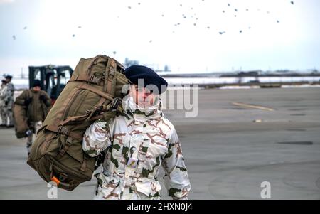 Französischer Soldat trägt Gepäck. Französische Militärangehöriger und Fahrzeuge der NATO Response Force (NRF), darunter VABs (véhicule de l’avant blindé) und AMX-10RCs, treffen Kogălniceanu internationalen Flughafen von Mihail in Rumänien ein. Die NRF wurde zum ersten Mal in ihrer Geschichte zu Verteidigungszwecken aktiviert, als Reaktion auf Russlands unprovozierte und ungerechtfertigte Invasion in die Ukraine, was das Engagement der NATO für den Schutz ihrer Verbündeten demonstriert. (FOTO:NATO) Stockfoto