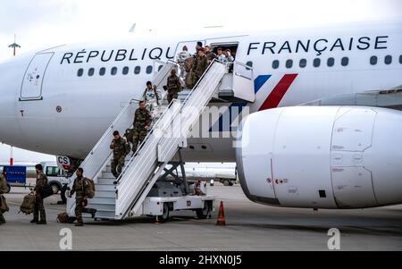 Französische Soldaten steigen aus dem Flugzeug aus. Französische Militärangehöriger und Fahrzeuge der NATO Response Force (NRF), darunter VABs (véhicule de l’avant blindé) und AMX-10RCs, treffen Kogălniceanu internationalen Flughafen von Mihail in Rumänien ein. Die NRF wurde zum ersten Mal in ihrer Geschichte zu Verteidigungszwecken aktiviert, als Reaktion auf Russlands unprovozierte und ungerechtfertigte Invasion in die Ukraine, was das Engagement der NATO für den Schutz ihrer Verbündeten demonstriert. (FOTO:NATO) Stockfoto