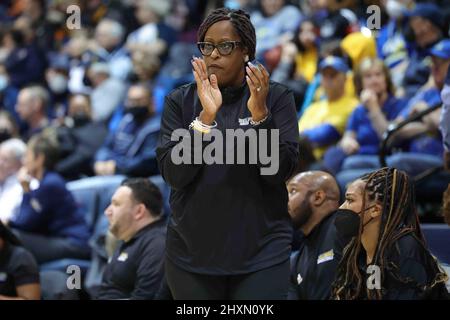 Philadelphia, PA, USA. 13. März 2022. Delaware Women's Head Coach NATASHA ADAIR schaut während des Spiels der Women's Colonial Athletic Association Championship zwischen No. 2 Delaware und No. 1 Drexel Sonntag, 13. März 2022, im John A. Daskalakis Athletic Center in Wilmington, DE, auf. (Bild: © Saquan Stimpson/ZUMA Press Wire) Stockfoto