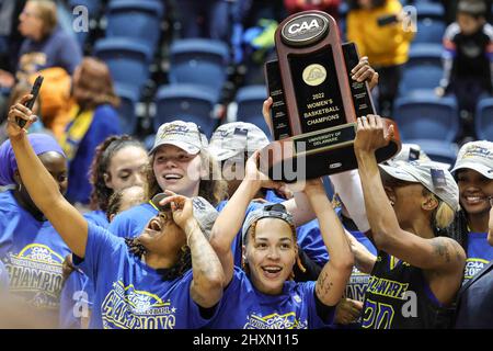 Philadelphia, PA, USA. 13. März 2022. Spieler, Trainer und Dozenten von Delaware feiern auf dem Platz mit der CAA-Trophäe, nachdem sie am Sonntag, 13. März 2022, im John A. Daskalakis Athletic Center in Wilmington, DE, Drexel, Nr. 1 im Women's Colonial Athletic Association Championship-Spiel besiegt hatten. (Bild: © Saquan Stimpson/ZUMA Press Wire) Stockfoto