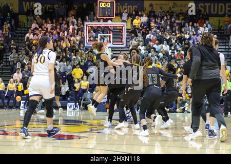 Philadelphia, PA, USA. 13. März 2022. Die Spieler von Delaware feiern auf dem Platz, nachdem sie am Sonntag, 13. März 2022, im John A. Daskalakis Athletic Center in Wilmington, DE, die Nummer 1 von Drexel im Championship-Spiel der Women's Colonial Athletic Association besiegt haben. (Bild: © Saquan Stimpson/ZUMA Press Wire) Stockfoto