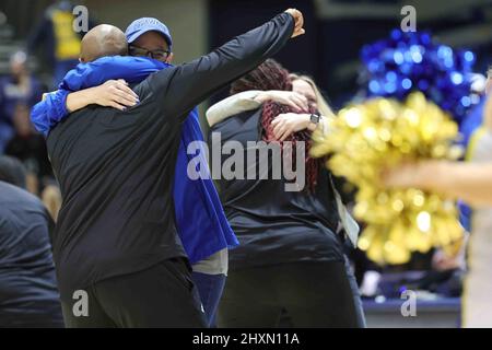 Philadelphia, PA, USA. 13. März 2022. Spieler, Trainer und Dozenten von Delaware feiern auf dem Platz, nachdem sie am Sonntag, dem 13. März 2022, im John A. Daskalakis Athletic Center in Wilmington, DE, die Nummer 1 von Drexel im Women's Colonial Athletic Association Championship-Spiel besiegt hatten. (Bild: © Saquan Stimpson/ZUMA Press Wire) Stockfoto