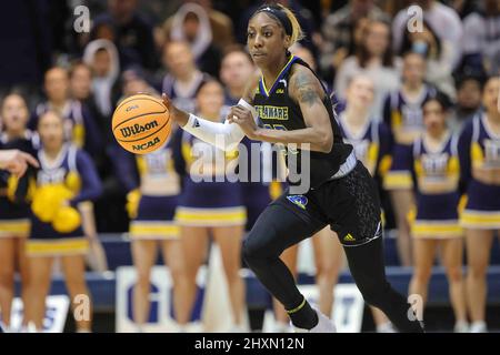 Philadelphia, PA, USA. 13. März 2022. Delaware Guard JASMINE DICKEY (20) behandelt den Ball während des Spiels der Women's Colonial Athletic Association Championship zwischen No. 2 Delaware und No. 1 Drexel Sonntag, 13. März 2022; im John A. Daskalakis Athletic Center in Wilmington, DE. (Bild: © Saquan Stimpson/ZUMA Press Wire) Stockfoto