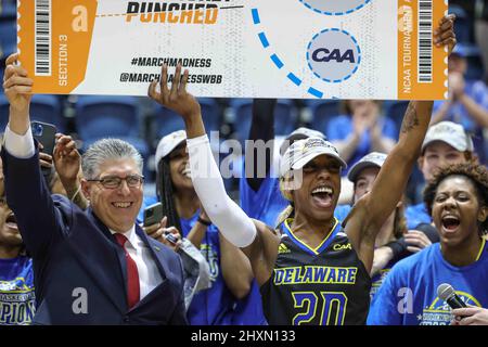 Philadelphia, PA, USA. 13. März 2022. Delaware Guard JASMINE DICKEY (20) feiert, nachdem Delaware am Sonntag, den 13. März 2022, im John A. Daskalakis Athletic Center in Wilmington, DE, Drexel auf Platz 1 im Women's Colonial Athletic Association Championship-Spiel besiegt hatte. (Bild: © Saquan Stimpson/ZUMA Press Wire) Stockfoto