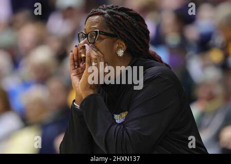 Philadelphia, PA, USA. 13. März 2022. Delaware Women's Head Coach NATASHA ADAIR reagiert während des Spiels der Women's Colonial Athletic Association Championship zwischen No. 2 Delaware und No. 1 Drexel Sonntag, 13. März 2022; im John A. Daskalakis Athletic Center in Wilmington, DE. (Bild: © Saquan Stimpson/ZUMA Press Wire) Stockfoto