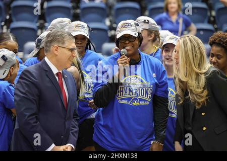 Philadelphia, PA, USA. 13. März 2022. Delaware Women's Head Coach NATASHA ADAIR gibt Bemerkungen, nachdem Delaware am Sonntag, den 13. März 2022, im John A. Daskalakis Athletic Center in Wilmington, DE, Drexel auf Platz 1 im Women's Colonial Athletic Association Championship-Spiel besiegt hatte. (Bild: © Saquan Stimpson/ZUMA Press Wire) Stockfoto