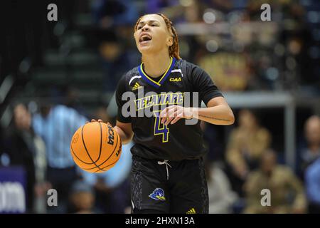 Philadelphia, PA, USA. 13. März 2022. Delaware Guard PARIS MCBRIDE (4) behandelt den Ball wie während des Spiels der Women's Colonial Athletic Association Championship zwischen No. 2 Delaware und No. 1 Drexel Sonntag, 13. März 2022; im John A. Daskalakis Athletic Center in Wilmington, DE. (Bild: © Saquan Stimpson/ZUMA Press Wire) Stockfoto