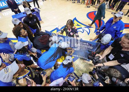 Philadelphia, PA, USA. 13. März 2022. Spieler, Trainer und Dozenten von Delaware feiern auf dem Platz mit der CAA-Trophäe, nachdem sie am Sonntag, 13. März 2022, im John A. Daskalakis Athletic Center in Wilmington, DE, Drexel, Nr. 1 im Women's Colonial Athletic Association Championship-Spiel besiegt hatten. (Bild: © Saquan Stimpson/ZUMA Press Wire) Stockfoto