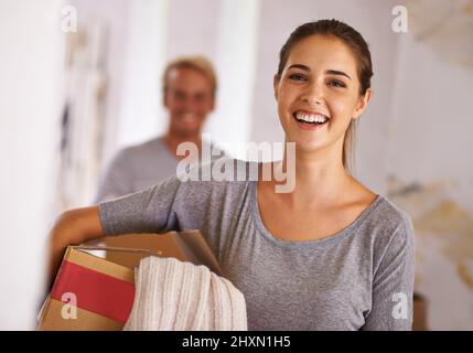 Weiter und nach oben. Porträt einer jungen Frau, die am Tag der Bewegung eine Schachtel in der Hand hält. Stockfoto