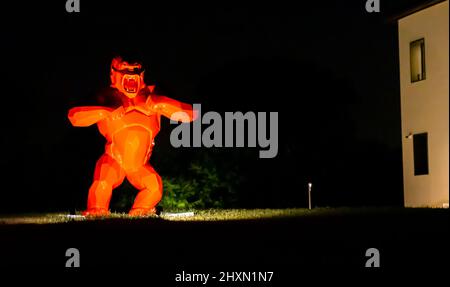 Wild Kong Red von Richard Orlinski, große Harzskulptur, installiert auf Isole Delle Rose, Venedig, Italien Stockfoto