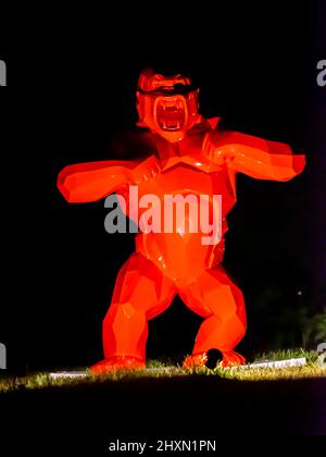 Wild Kong Red von Richard Orlinski, große Harzskulptur, installiert auf Isole Delle Rose, Venedig, Italien Stockfoto