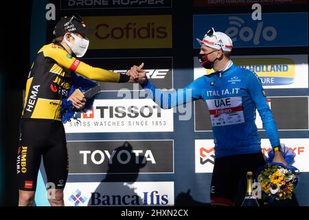 Tronto, Italien, 13/03/2022, (L-R) Jonas Vingegaard Rasmussen aus Dänemark und Team Jumbo - Visma auf dem zweiten Platz, Und der slowenische Rennsieger Tadej Pogacar posiert nach der 57. Tirreno-Adriatico 2022 - Etappe 7 eine 159km-Etappe von San Benedetto del Tronto nach San Benedetto del Tronto / #TirrenoAdriatico / #WorldTour / am 13. März 2022 in San Benedetto del Tronto, Italien. Stockfoto