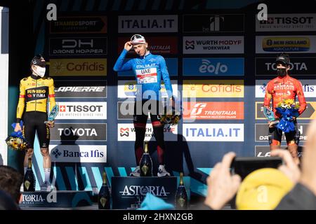 Tronto, Italien, 13/03/2022, (L-R) Jonas Vingegaard Rasmussen aus Dänemark und Team Jumbo - Visma auf dem zweiten Platz, Rennsieger Tadej Pogacar aus Slowenien und UAE Team Emirates Blue Leader Jersey und Mikel Landa Meana aus Spanien und Team Bahrain siegen auf dem dritten Platz nach der 57. Tirreno-Adriatico 2022 - Etappe 7 A 159km Etappe von San Benedetto del Tronto nach San Benedetto Del Tronto / #TirrenoAdriatico / #WorldTour / am 13. März 2022 in San Benedetto del Tronto, Italien. Stockfoto