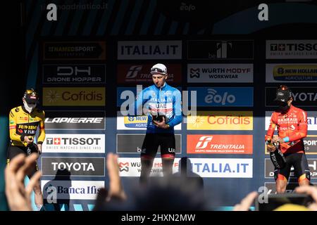 Tronto, Italien, 13/03/2022, (L-R) Jonas Vingegaard Rasmussen aus Dänemark und Team Jumbo - Visma auf dem zweiten Platz, Rennsieger Tadej Pogacar aus Slowenien und UAE Team Emirates Blue Leader Jersey und Mikel Landa Meana aus Spanien und Team Bahrain siegen auf dem dritten Platz nach der 57. Tirreno-Adriatico 2022 - Etappe 7 A 159km Etappe von San Benedetto del Tronto nach San Benedetto Del Tronto / #TirrenoAdriatico / #WorldTour / am 13. März 2022 in San Benedetto del Tronto, Italien. Stockfoto