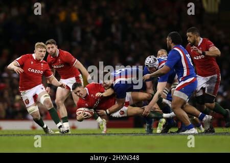 Owen Watkin aus Wales wird von Paul Willemse aus Frankreich auf den Boden gebracht. Spiel der Guinness Six Nations Meisterschaft 2022, Wales gegen Frankreich im Fürstentum Stockfoto