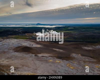 Schöne Luftaufnahme des Namaskard kochenden Schlamm geothermischen Vulkans Gebiet in Island Stockfoto