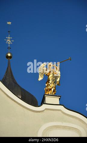 Statue auf dem Dach von St. Michael in Innichen, Südtirol, Italien Stockfoto