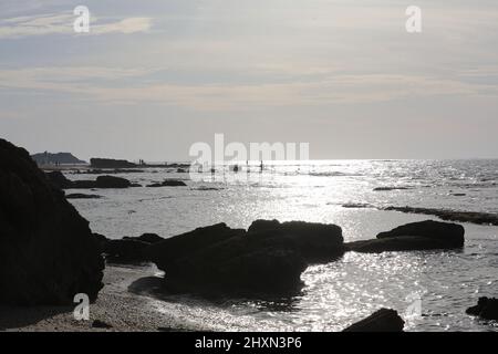 Sonnenuntergang über Meer und Strand an einem schönen Wintertag von Camps Bay in der Nähe von Kapstadt Südafrika aus gesehen Stockfoto