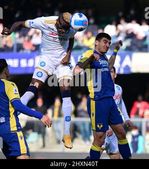 Verona, Italien. 13. März 2022. Victor Osimhen von Napoli erzielt sein Tor während eines Fußballmatches der Serie A zwischen Hellas Verona und Napoli in Verona, Italien, am 13. März 2022. Quelle: Str/Xinhua/Alamy Live News Stockfoto