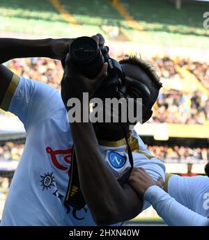 Verona, Italien. 13. März 2022. Victor Osimhen von Napoli feiert sein Tor bei einem Fußballspiel der Serie A zwischen Hellas Verona und Napoli in Verona, Italien, am 13. März 2022. Quelle: Str/Xinhua/Alamy Live News Stockfoto