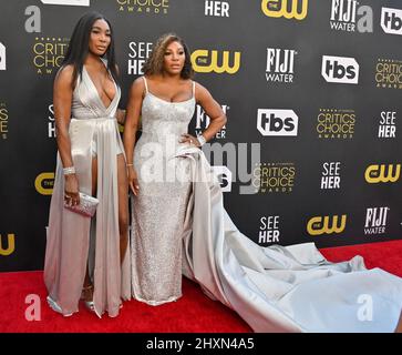 Los Angeles, Usa. 13. März 2022. Venus Williams und Serena Williams nehmen am Sonntag, den 13. März 2022, an den jährlichen Critics Choice Awards 27. im Fairmont Century Plaza Teil. Kredit: UPI/Alamy Live Nachrichten Stockfoto