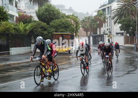 KAPSTADT, 14. März 2022 (Xinhua) -- Radfahrer treten während der Cape Town Cycle Tour in Kapstadt, Südafrika, am 13. März 2022 an. (Foto von Francisco Scarbar/Xinhua) Stockfoto
