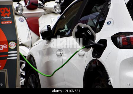 Marseille, Frankreich. 12. März 2022. Nahaufnahme eines Elektroautos, das seine Batterien in der Rue de la Loge in Marseille auflädt. Kredit: SOPA Images Limited/Alamy Live Nachrichten Stockfoto