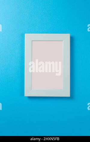 Leerer Fotorahmen auf dem Tisch. Layout zum Einfügen des Bildes Stockfoto