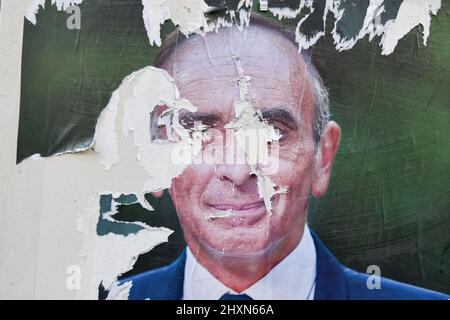 Eric Zemmour 'Reconquete' französische rechtsextreme politische Partei, Plakat zur französischen Präsidentschaftskampagne 2022 (zerrissen) am 13. März 2022 in Paris, Frankreich. Foto Stockfoto