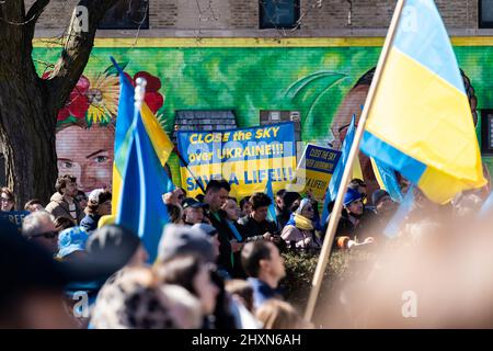 Chicago, USA. 13. März 2021. Demonstranten versammeln sich am Sonntag, dem 13. März 2022, in Chicago, IL, zu einem Protest gegen die russische Invasion der Ukraine im ukrainischen Dorf von Chicago. (Foto: Max Herman/Sipa USA) Quelle: SIPA USA/Alamy Live News Stockfoto