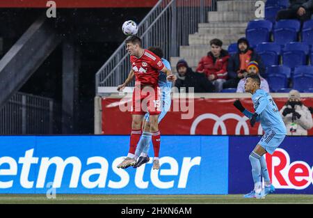 Harrison, NJ, USA. 13. März 2022. Der New Yorker Red Bulls-Verteidiger Sean Nealis (15) steht während eines MLS-Spiels zwischen dem Minnesota United FC und den New York Red Bulls in der Red Bull Arena in Harrison, NJ, Minnesota, an der Spitze des Balls und schlug die Red Bulls 1-0. Mike Langish/Cal Sport Media. Kredit: csm/Alamy Live Nachrichten Stockfoto