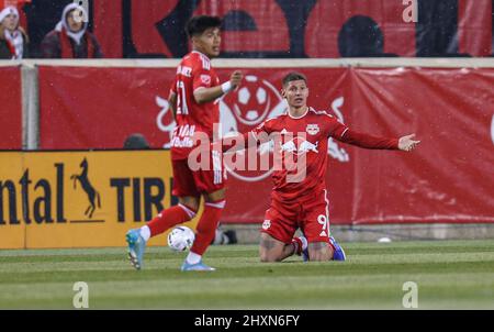 Harrison, NJ, USA. 13. März 2022. Der New Yorker Red Bulls-Stürmer Patryk Klimala (9) stellt einen Non-Call während eines MLS-Spiels zwischen dem Minnesota United FC und den New York Red Bulls in der Red Bull Arena in Harrison, NJ, in Frage. Minnesota schlug die Red Bulls 1-0. Mike Langish/Cal Sport Media. Kredit: csm/Alamy Live Nachrichten Stockfoto