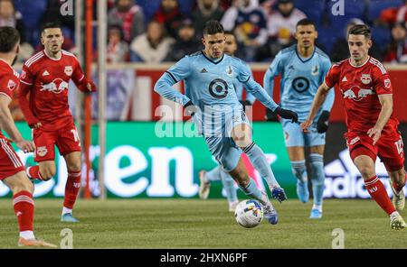 Harrison, NJ, USA. 13. März 2022. Der Minnesota-United-Stürmer Luis Amarilla (9) bringt den Ball in einem MLS-Spiel zwischen dem Minnesota United FC und den New York Red Bulls in der Red Bull Arena in Harrison, NJ. Minnesota besiegte die Red Bulls 1-0. Mike Langish/Cal Sport Media. Kredit: csm/Alamy Live Nachrichten Stockfoto