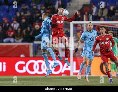 Harrison, NJ, USA. 13. März 2022. Minnesota United Mittelfeldspieler Kervin Arriaga (33) und New York Red Bulls Mittelfeldspieler Lewis Morgan (10) kämpfen während eines MLS-Spiels zwischen dem Minnesota United FC und den New York Red Bulls in der Red Bull Arena in Harrison, NJ, Minnesota, gegen die Red Bulls 1-0. Mike Langish/Cal Sport Media. Kredit: csm/Alamy Live Nachrichten Stockfoto