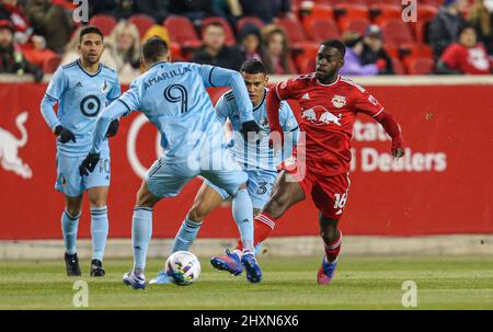 Harrison, NJ, USA. 13. März 2022. New York Red Bulls Mittelfeldspieler Dru Yearwood (16) kann den Ball während eines MLS-Spiels zwischen dem Minnesota United FC und den New York Red Bulls in der Red Bull Arena in Harrison, NJ, Minnesota, nicht kontrollieren und die Red Bulls 1-0 schlagen. Mike Langish/Cal Sport Media. Kredit: csm/Alamy Live Nachrichten Stockfoto