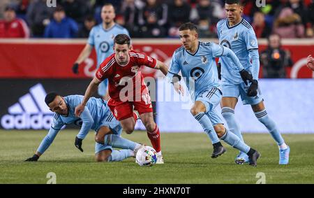 Harrison, NJ, USA. 13. März 2022. Der New York Red Bulls-Verteidiger Dylan Nealis (12) und der Minnesota United Mittelfeldspieler Franco Fragapane (7) starten während eines MLS-Spiels zwischen dem Minnesota United FC und den New York Red Bulls in der Red Bull Arena in Harrison, NJ, Minnesota, gegen die Red Bulls 1-0. Mike Langish/Cal Sport Media. Kredit: csm/Alamy Live Nachrichten Stockfoto