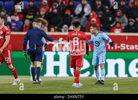 Harrison, NJ, USA. 13. März 2022. Franco Fragapane (7), Mittelfeldspieler von Minnesota United, reagiert auf einen Anruf während eines MLS-Spiels zwischen dem Minnesota United FC und den New York Red Bulls in der Red Bull Arena in Harrison, NJ. Minnesota schlug die Red Bulls 1-0. Mike Langish/Cal Sport Media. Kredit: csm/Alamy Live Nachrichten Stockfoto