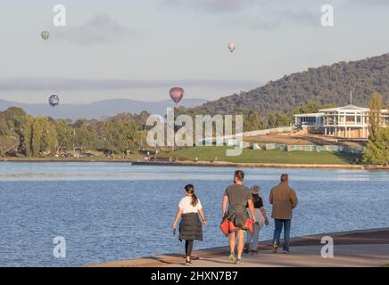 Canberra, Australien. 14. März 2022. Heißluftballons werden am Himmel während des jährlichen Canberra Balloon Spectacular Festivals in Canberra, Australien, am 14. März 2022, gesehen. Das jährliche Canberra Balloon Spectacular Festival, ein Heißluftballonfestival, das in der australischen Hauptstadt gefeiert wird, findet dieses Jahr vom 12. Bis 20. März statt. Quelle: Liu Changchang/Xinhua/Alamy Live News Stockfoto