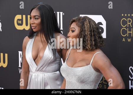 Los Angeles, USA. 13. März 2022. Venus Williams und Serena Williams treffen am Sonntag, dem 13. März 2022, bei den Annual Critics Choice Awards 27. ein, die im Fairmont Century Plaza in Los Angeles, CA, verliehen werden. (Foto: Sthanlee B. Mirador/Sipa USA) Quelle: SIPA USA/Alamy Live News Stockfoto