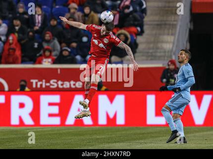 Harrison, NJ, USA. 13. März 2022. Tom Edwards (7), Verteidiger der New Yorker Red Bulls, spielt mit seinem Kopf während eines MLS-Spiels zwischen dem Minnesota United FC und den New York Red Bulls in der Red Bull Arena in Harrison, NJ. Minnesota, schlug die Red Bulls 1-0. Mike Langish/Cal Sport Media. Kredit: csm/Alamy Live Nachrichten Stockfoto