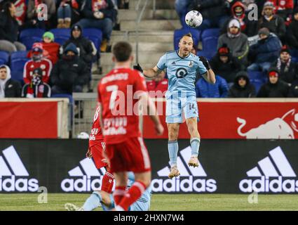 Harrison, NJ, USA. 13. März 2022. Minnesota United Verteidiger Brent Kallman (14) spielt mit seinem Kopf während eines MLS Spiels zwischen dem Minnesota United FC und den New York Red Bulls in der Red Bull Arena in Harrison, NJ. Minnesota schlug die Red Bulls 1-0. Mike Langish/Cal Sport Media. Kredit: csm/Alamy Live Nachrichten Stockfoto