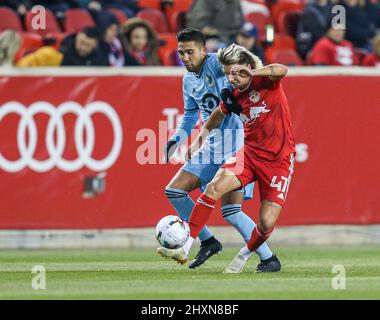 Harrison, NJ, USA. 13. März 2022. Minnesota United Mittelfeldspieler Emanuel Reynoso (10) und New York Red Bulls Verteidiger John Tolkin (47) kämpfen während eines MLS-Spiels zwischen dem Minnesota United FC und den New York Red Bulls in der Red Bull Arena in Harrison, NJ, Minnesota, gegen die Red Bulls 1-0. Mike Langish/Cal Sport Media. Kredit: csm/Alamy Live Nachrichten Stockfoto